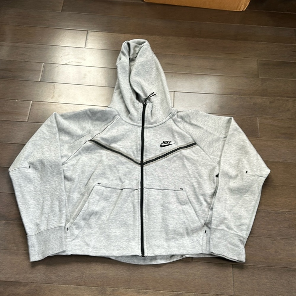 Nike  woman sweater, pre-use gray condition, size medium